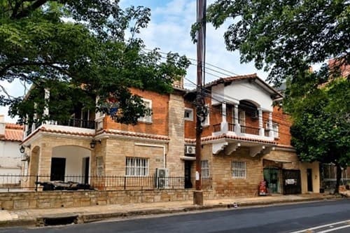 Residencia de Estilo Colonial sobre Gral Bruguez — foto 1
