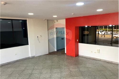 Local comercial con depósito — foto 4