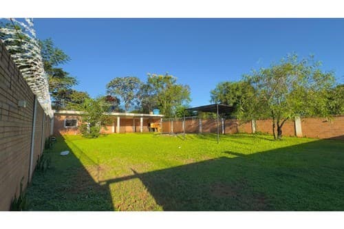 Casa con piscina en amplio terreno en Capiatá