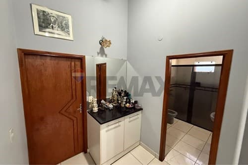 Residencia Moderna y Local Comercial en Venta