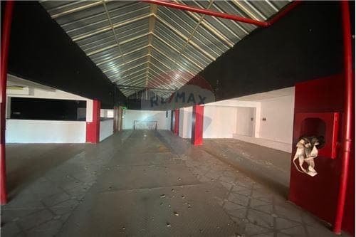 Amplio salón comercial de dos pisos — foto 1