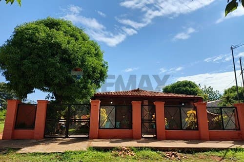 Vendo amplia casa en capiata