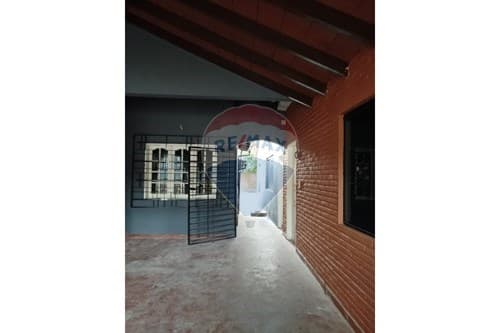 Alquilo casa c/ Local Comercial