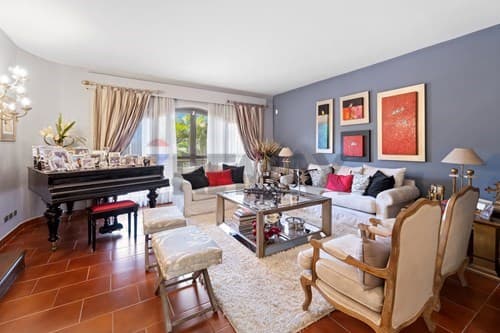 Casa con cinco dormitorios en barrio manora