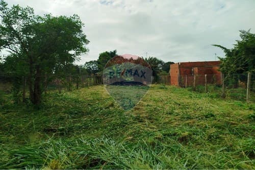 "Casa en Kennedy: Inversión Ideal en Capiatá"