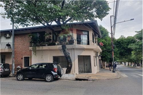 En Venta Propiedad con 3 departamentos y 4 salones