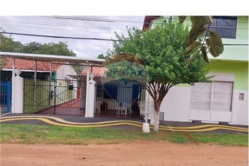 Alquilo casa independiente c/ salon comercial.!!