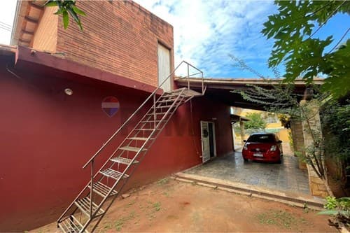 Casa en esquina frente al colegio kuarahy