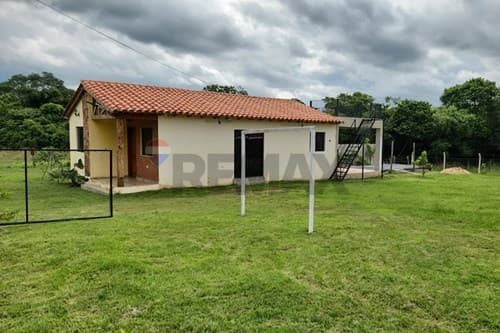 Casa Quinta con piscina en el centro de Atyra