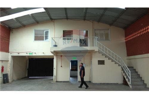 Amplio depósito con oficinas y sótano — foto 3