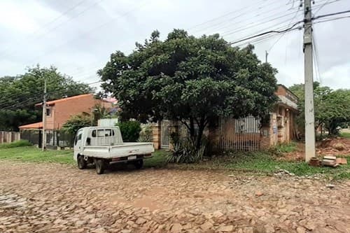 En venta casa en esquina en Loma Pyta
