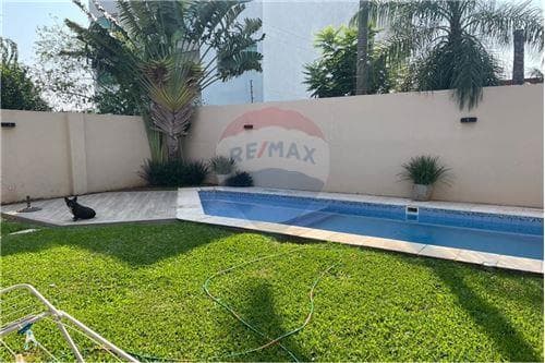 Hermosa Casa en B° Mburucuyá con piscina — foto 4