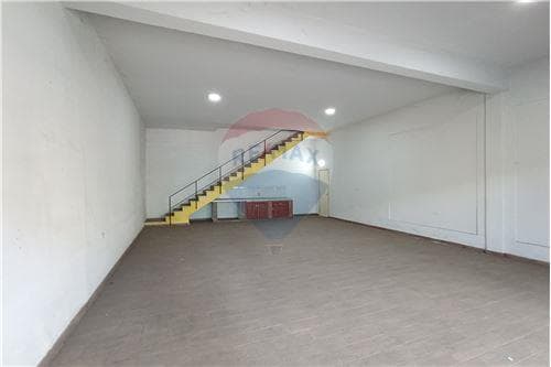 En venta salones comerciales con renta activa
