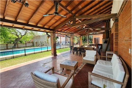 San Bernardino: Casa Moderna con Piscina