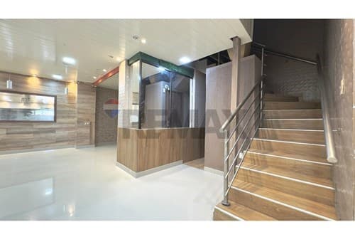 amplia casa comercial de 3 pisos en Limpio — foto 4