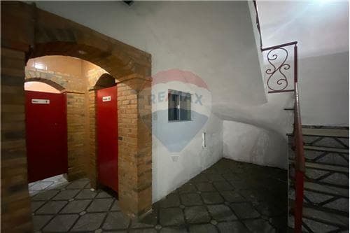 Amplio salón comercial de dos pisos — foto 3