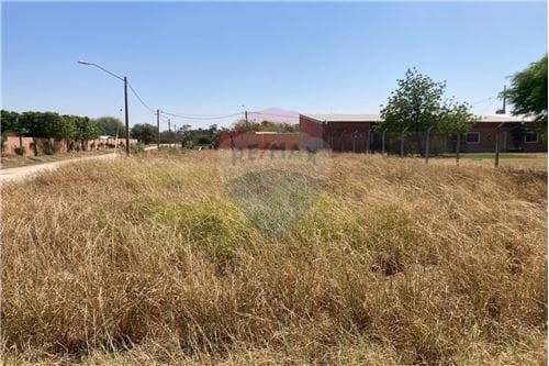 Terreno con frente sobre tres calles titulado