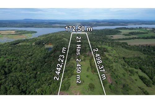 Amplio terreno con costa al río en venta