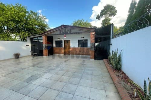 casa con piscina en Luque — foto principal