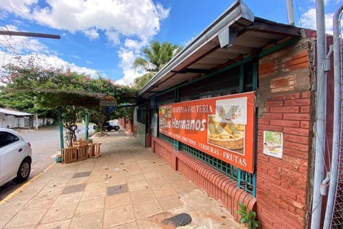 Vendo casa de 2 hab + amplio terreno - Lambaré