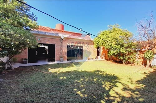 Vendo casa en Lambaré z/ supermercado el pueblo!!