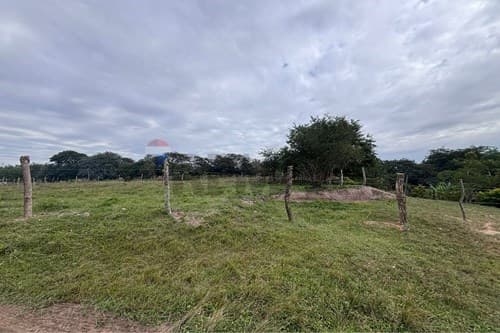 Vendo terreno de 1.785 m2 zona liceo acosta ñu