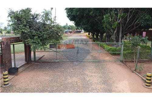 Gran campo con depósitos sobre ruta en liberación — foto 4