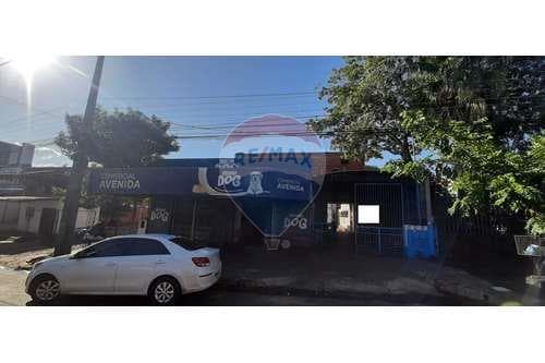 En Venta Salón comercial con Vivienda y Depósitos