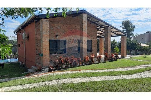 Alquilo casa amoblada en atyrá con piscina
