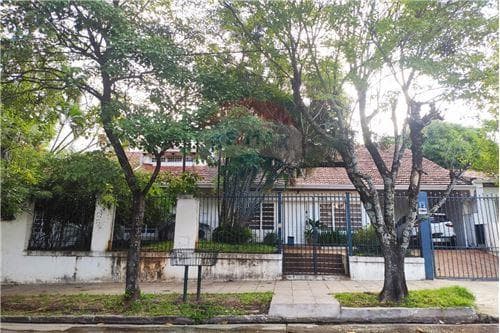 Casa con terreno de 1309 m2 en esquina — foto 1