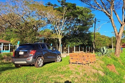 Amplio lote con casa de verano
