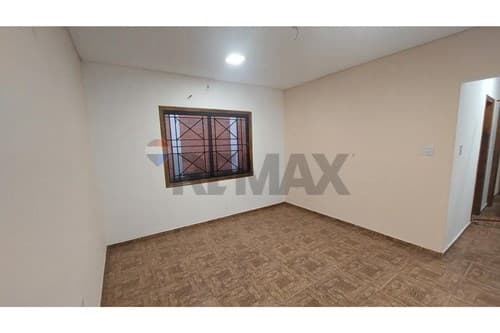 Casa en esquina con salón comercial en san antonio
