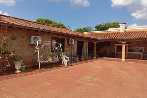 una hermosa y amplia casa en Laurelty Luque — foto 4