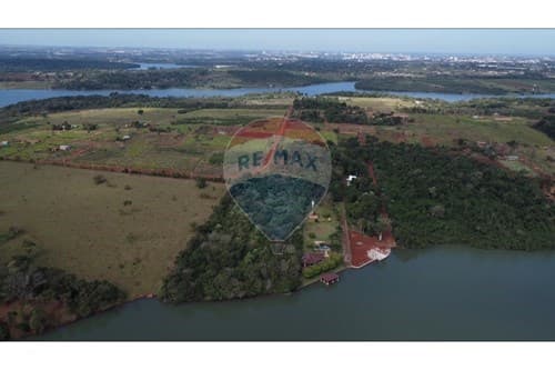 Granja con muelle sobre el rio acaray — foto 2