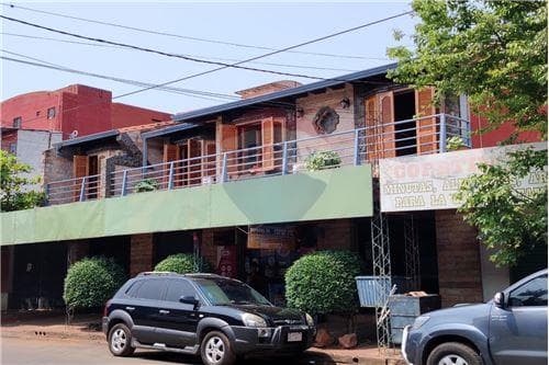 Edificio con salones comerciales y departamentos