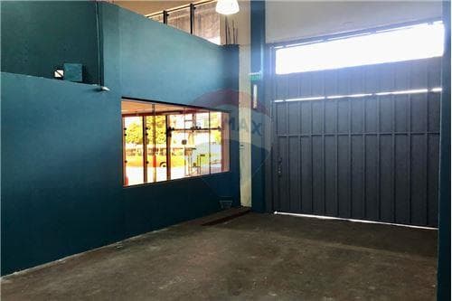 Local comercial con depósito — foto 1