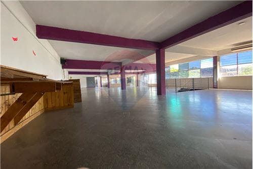Alquilo salon comercial sobre la avda fernando