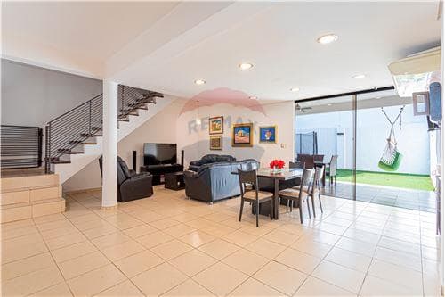 En venta duplex - barrio santa librada -uca