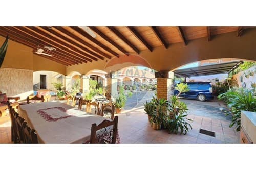 ¡Casa en venta con quincho y piscina!