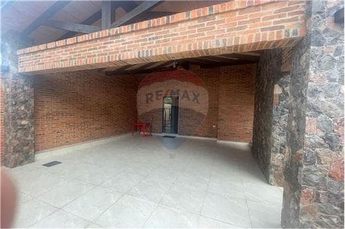 Hermosa Casa en B° Mburucuyá con piscina — foto 3