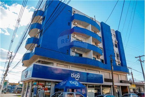Edificio de departamentos y locales comerciales