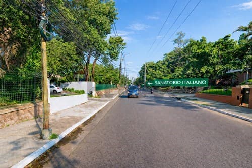 Av. España - Lindero al Sanatorio Italiano — foto 4