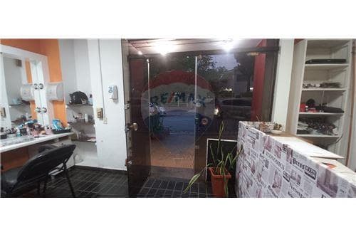 Alquilo salon comercial en zona centro...!