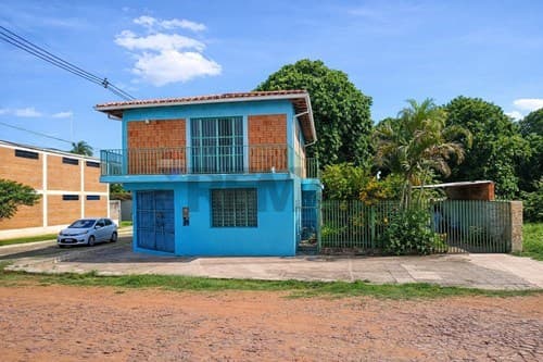Casa en esquina con salón comercial
