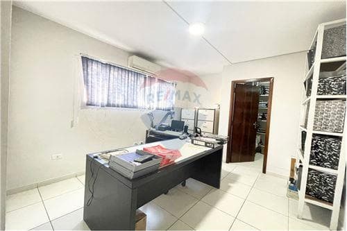 En Venta Salón Comercial y depósito