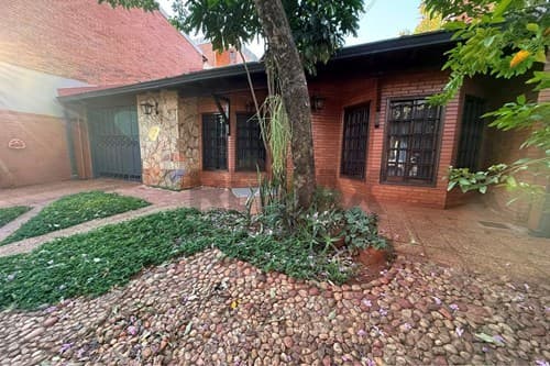 Alquilo casa en Los Laureles