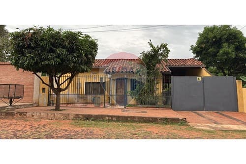 En venta amplia casa - Capiatá Toledo Cañada