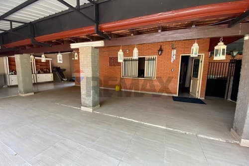 Casa con piscina y quincho en Mariano Roque Alonso