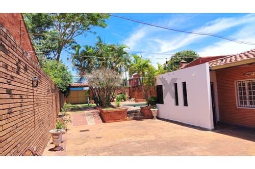 En venta amplia casa 720 m c/piscina