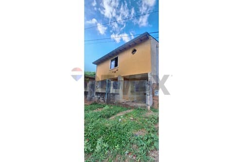 Vendo casa en Villa Elisa barrio mbocajaty